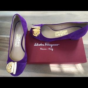 Salvatore Ferragamo logo suede pump size 34/US4